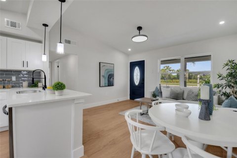 House in Orlando, Florida 4 bedrooms, 112.13 sq.m. № 1871086 - photo 12