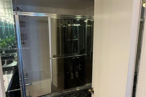 Снять в аренду кондоминиум в Бей-Харбор-Айлендс, Флорида 2 спальни, 97.55м2, № 1947546 - фото 11