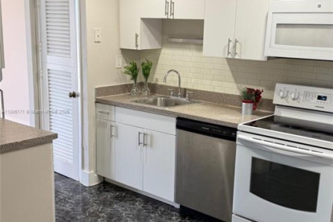 Снять в аренду кондоминиум в Бей-Харбор-Айлендс, Флорида 2 спальни, 97.55м2, № 1947546 - фото 7