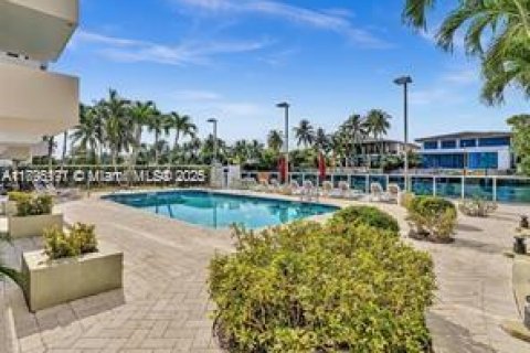 Снять в аренду кондоминиум в Бей-Харбор-Айлендс, Флорида 2 спальни, 97.55м2, № 1947546 - фото 16