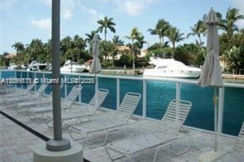 Снять в аренду кондоминиум в Бей-Харбор-Айлендс, Флорида 2 спальни, 97.55м2, № 1947546 - фото 15