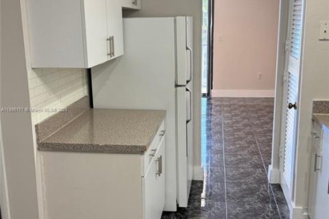 Снять в аренду кондоминиум в Бей-Харбор-Айлендс, Флорида 2 спальни, 97.55м2, № 1947546 - фото 9