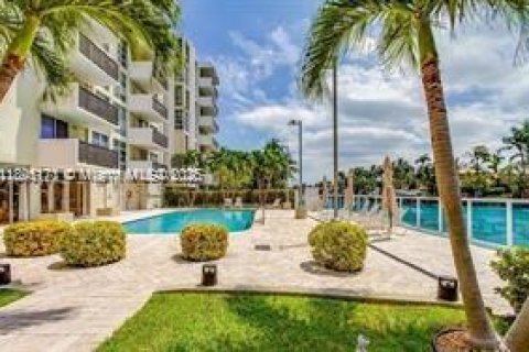 Снять в аренду кондоминиум в Бей-Харбор-Айлендс, Флорида 2 спальни, 97.55м2, № 1947546 - фото 17