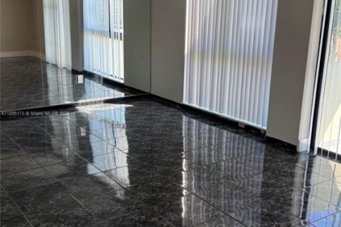 Снять в аренду кондоминиум в Бей-Харбор-Айлендс, Флорида 2 спальни, 97.55м2, № 1947546 - фото 3