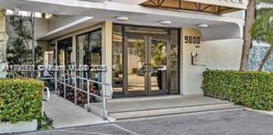 Кондоминиум с 2 спальнями в Бей-Харбор-Айлендс, Флорида № 1947546