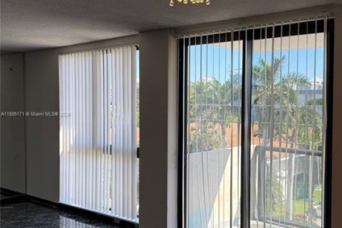 Снять в аренду кондоминиум в Бей-Харбор-Айлендс, Флорида 2 спальни, 97.55м2, № 1947546 - фото 5