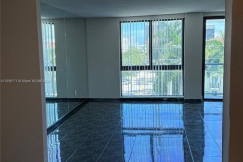 Снять в аренду кондоминиум в Бей-Харбор-Айлендс, Флорида 2 спальни, 97.55м2, № 1947546 - фото 4