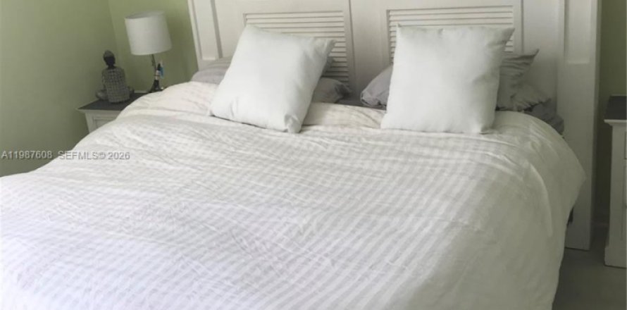 Кондоминиум с 1 спальней в Холливуд, Флорида № 2050412