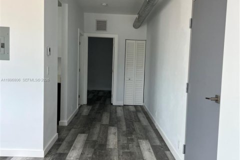 Apartamento en alquiler en Miami, Florida, 1 dormitorio, 61.32 m2 № 2058835 - foto 3