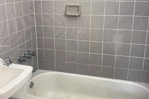 Commercial property in Miami, Florida № 1868773 - photo 11