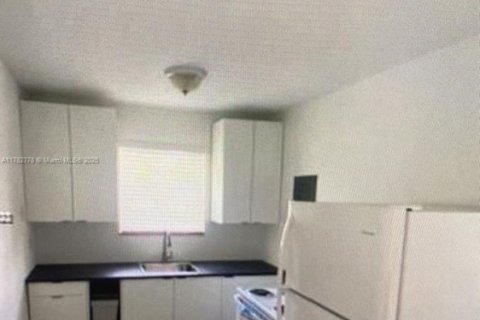 Commercial property in Miami, Florida № 1868773 - photo 4