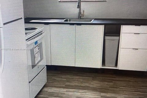 Commercial property in Miami, Florida № 1868773 - photo 16