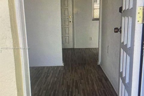 Commercial property in Miami, Florida № 1868773 - photo 12