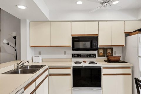 Condo in Sarasota, Florida, 2 bedrooms № 2113295 - photo 16