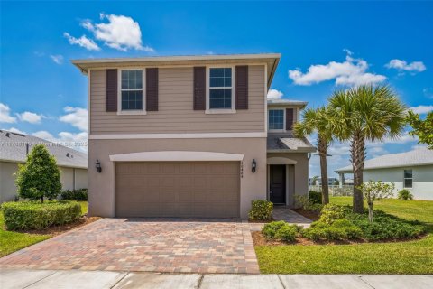 House in Port St. Lucie, Florida 3 bedrooms, 227.05 sq.m. № 1730490 - photo 1
