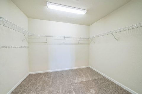 House in Port St. Lucie, Florida 3 bedrooms, 227.05 sq.m. № 1730490 - photo 15