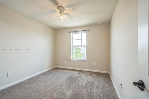 House in Port St. Lucie, Florida 3 bedrooms, 227.05 sq.m. № 1730490 - photo 19