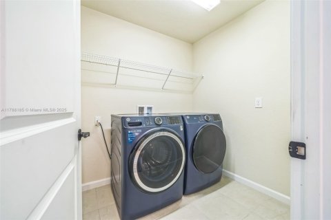 House in Port St. Lucie, Florida 3 bedrooms, 227.05 sq.m. № 1730490 - photo 16