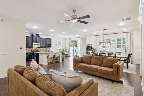 House in Apopka, Florida 4 bedrooms, 276.11 sq.m. № 2284773 - photo 3