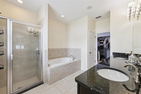 House in Apopka, Florida 4 bedrooms, 276.11 sq.m. № 2284773 - photo 12