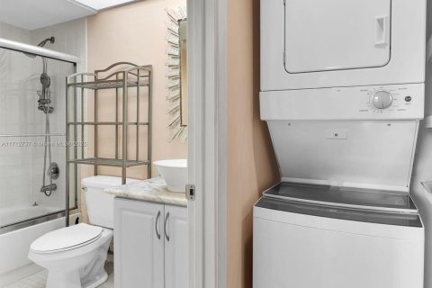 Condo in Pembroke Pines, Florida, 2 bedrooms  № 1464802 - photo 27
