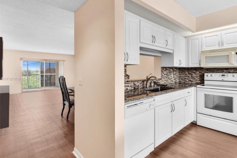 Condo in Pembroke Pines, Florida, 2 bedrooms  № 1464802 - photo 6