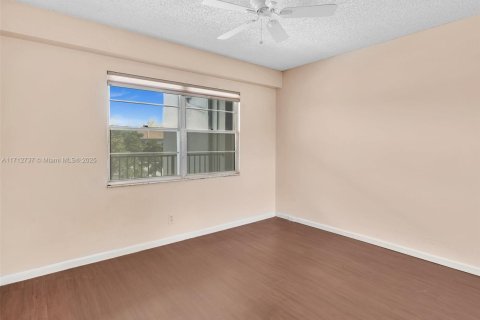 Condo in Pembroke Pines, Florida, 2 bedrooms  № 1464802 - photo 30