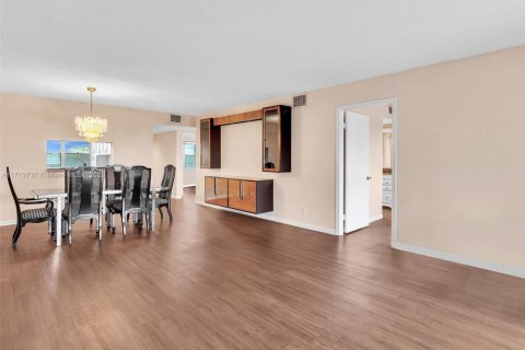 Condo in Pembroke Pines, Florida, 2 bedrooms  № 1464802 - photo 17