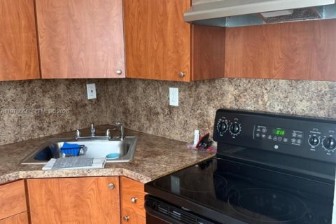 House in Hialeah, Florida 2 bedrooms № 2044480 - photo 4