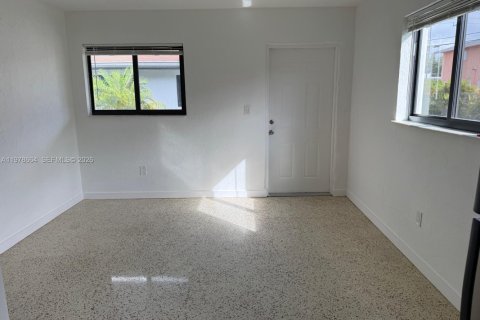 House in Hialeah, Florida 2 bedrooms № 2044480 - photo 2