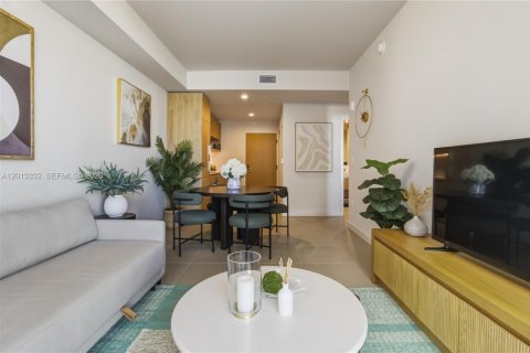 Condo in Miami, Florida, 1 bedroom  № 2075585 - photo 2