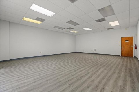 Immobilier commercial à louer à Sanford, Floride: 133.78 m2 № 2103207 - photo 2