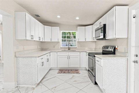 Villa ou maison à vendre à Tampa, Floride: 4 chambres, 188.87 m2 № 2334068 - photo 6