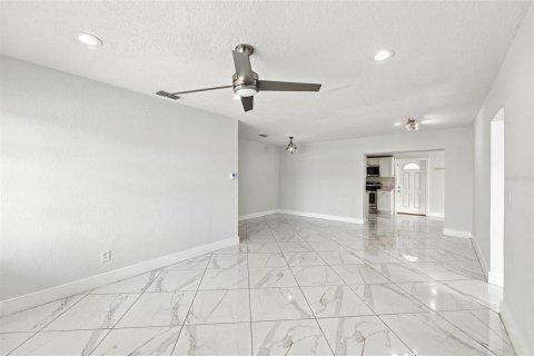 Villa ou maison à vendre à Tampa, Floride: 4 chambres, 188.87 m2 № 2334068 - photo 2