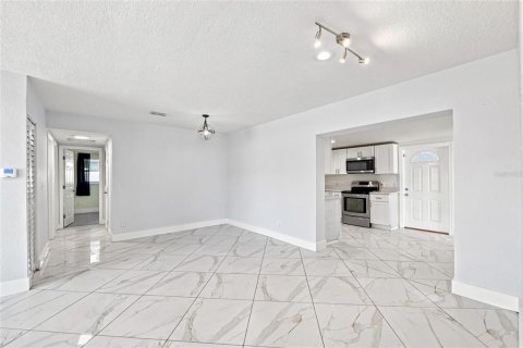 Villa ou maison à vendre à Tampa, Floride: 4 chambres, 188.87 m2 № 2334068 - photo 4