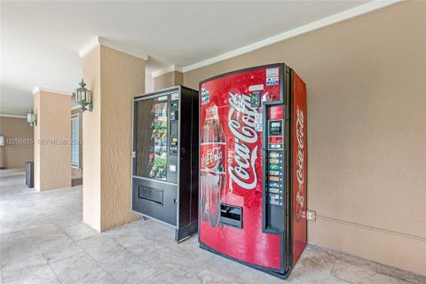 Condo in Aventura, Florida, 1 bedroom  № 2070606 - photo 25