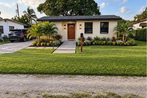 House in Opa-locka, Florida 2 bedrooms, 75.16 sq.m. № 2379915