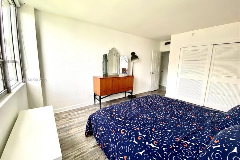 Condo in Miami Beach, Florida, 2 bedrooms  № 2028784 - photo 14