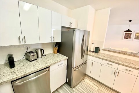 Condo in Miami Beach, Florida, 2 bedrooms  № 2028784 - photo 28