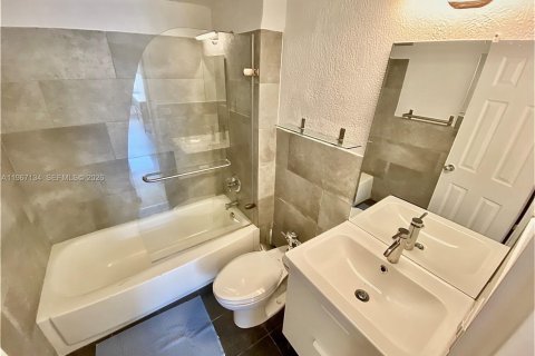 Condo in Miami Beach, Florida, 2 bedrooms  № 2028784 - photo 10