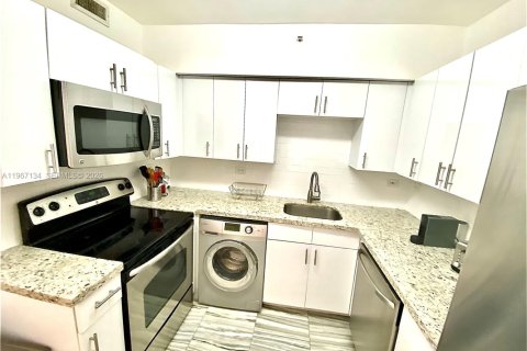 Condo in Miami Beach, Florida, 2 bedrooms  № 2028784 - photo 27