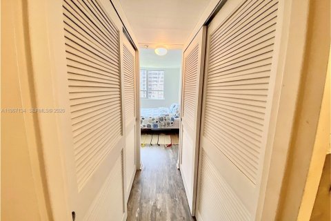 Condo in Miami Beach, Florida, 2 bedrooms  № 2028784 - photo 25