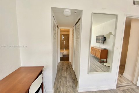 Condo in Miami Beach, Florida, 2 bedrooms  № 2028784 - photo 21