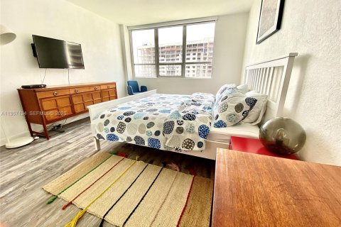 Condo in Miami Beach, Florida, 2 bedrooms  № 2028784 - photo 16