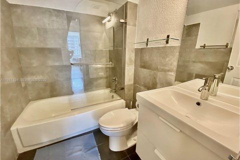 Condo in Miami Beach, Florida, 2 bedrooms  № 2028784 - photo 22