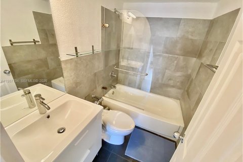 Condo in Miami Beach, Florida, 2 bedrooms  № 2028784 - photo 24