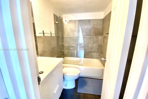 Condo in Miami Beach, Florida, 2 bedrooms  № 2028784 - photo 17