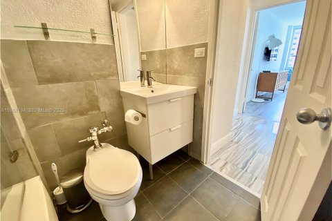 Condo in Miami Beach, Florida, 2 bedrooms  № 2028784 - photo 23