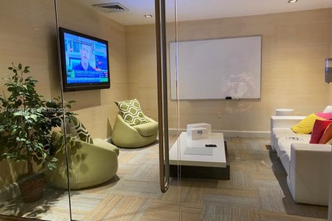 Condo in Miami, Florida, 1 bedroom  № 2023793 - photo 17