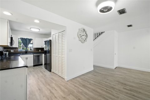 Adosado en venta en Sunrise, Florida, 2 dormitorios, 148.64 m2 № 1889467 - foto 2